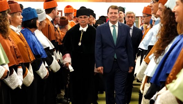 El presidente de la Junta de Castilla y León, Alfonso Fernández Mañueco, inaugura el curso académico 2023-2024 de las Universidades de Castilla y León. Junto a él, el rector de la ULE, Juan Francisco García Marín