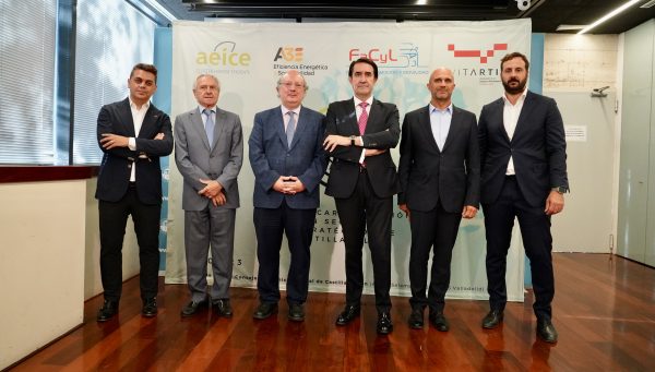 El consejero de Medio Ambiente, Vivienda y Ordenación del Territorio, Juan Carlos Suárez-Quiñones, inaugura la jornada 'La descarbonización en sectores estratégicos de Castilla y León'