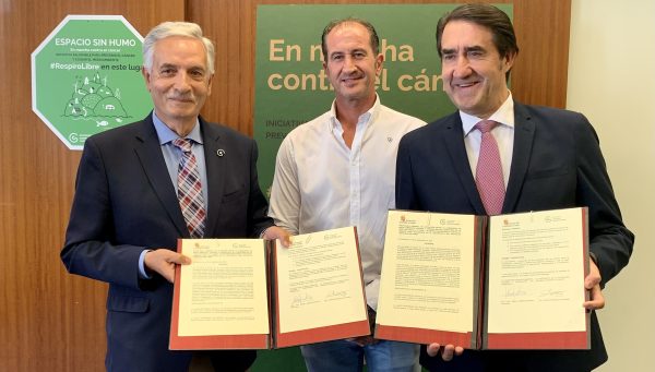 Juan Carlos Suárez-Quiñones firma el protocolo de colaboración con el presidente de Asociación Española contra el Cáncer (AECC) en Castilla y León, Artemio Dominguez, para el desarrollo del proyecto 'Espacios sin humo' en los espacios naturales