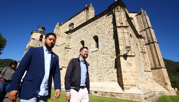 El secretario general del Partido Socialista de Castilla y León, Luis Tudanca, junto al alcalde de Villafranca del Bierzo, Anderson Batista, durante su visita al municipio