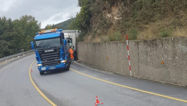 Una grúa retira uno de los camiones siniestrados