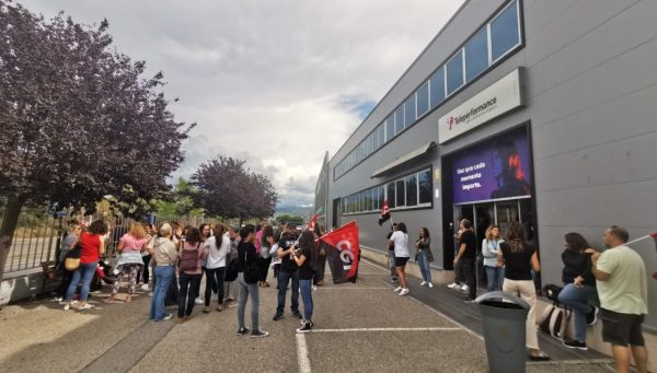 os trabajadores de Teleperformance Ponferrada se concentran contra el ERE propuesto por la empresa