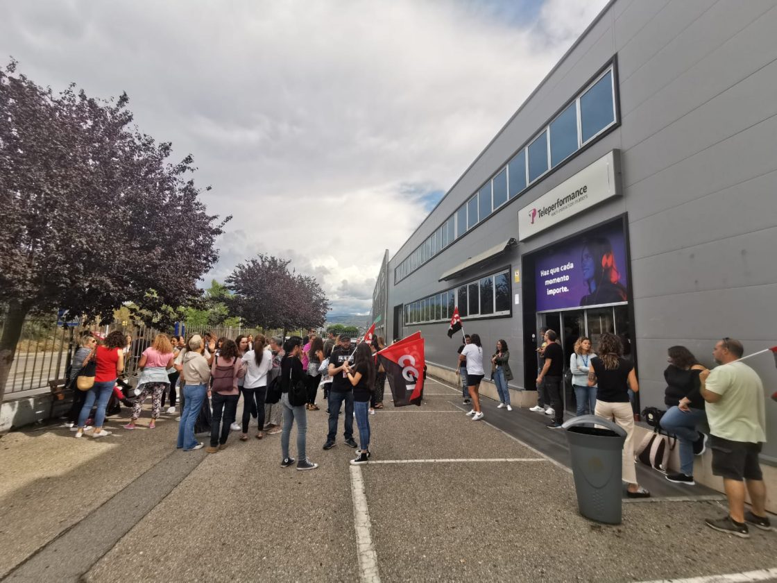 os trabajadores de Teleperformance Ponferrada se concentran contra el ERE propuesto por la empresa