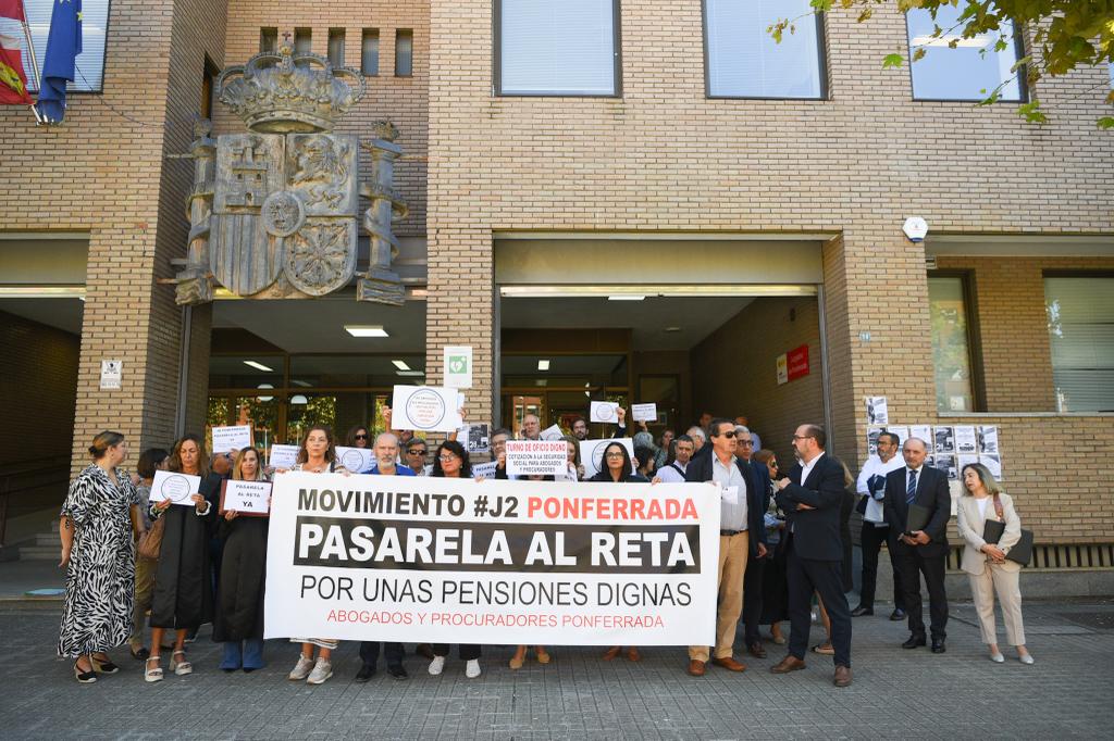 Concentración de abogados y procuradores mutualistas ante los Juzgados de Ponferrada