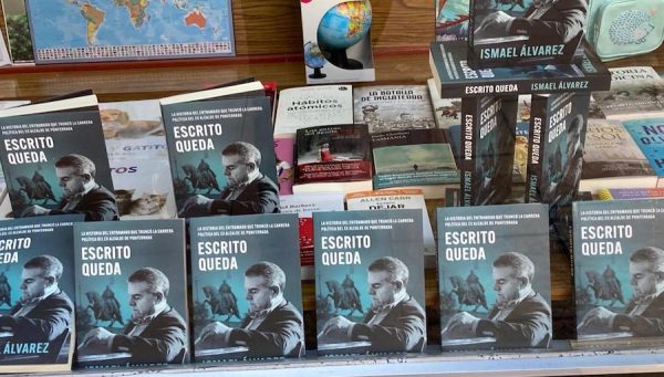 El libro de Ismael Álvarez, en el escaparate de una librería de Ponferrada