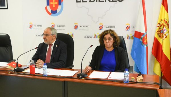 Olegario Ramón y Susana Folla, en una sesión ordinaria del Pleno del Consejo Comarcal del Bierzo