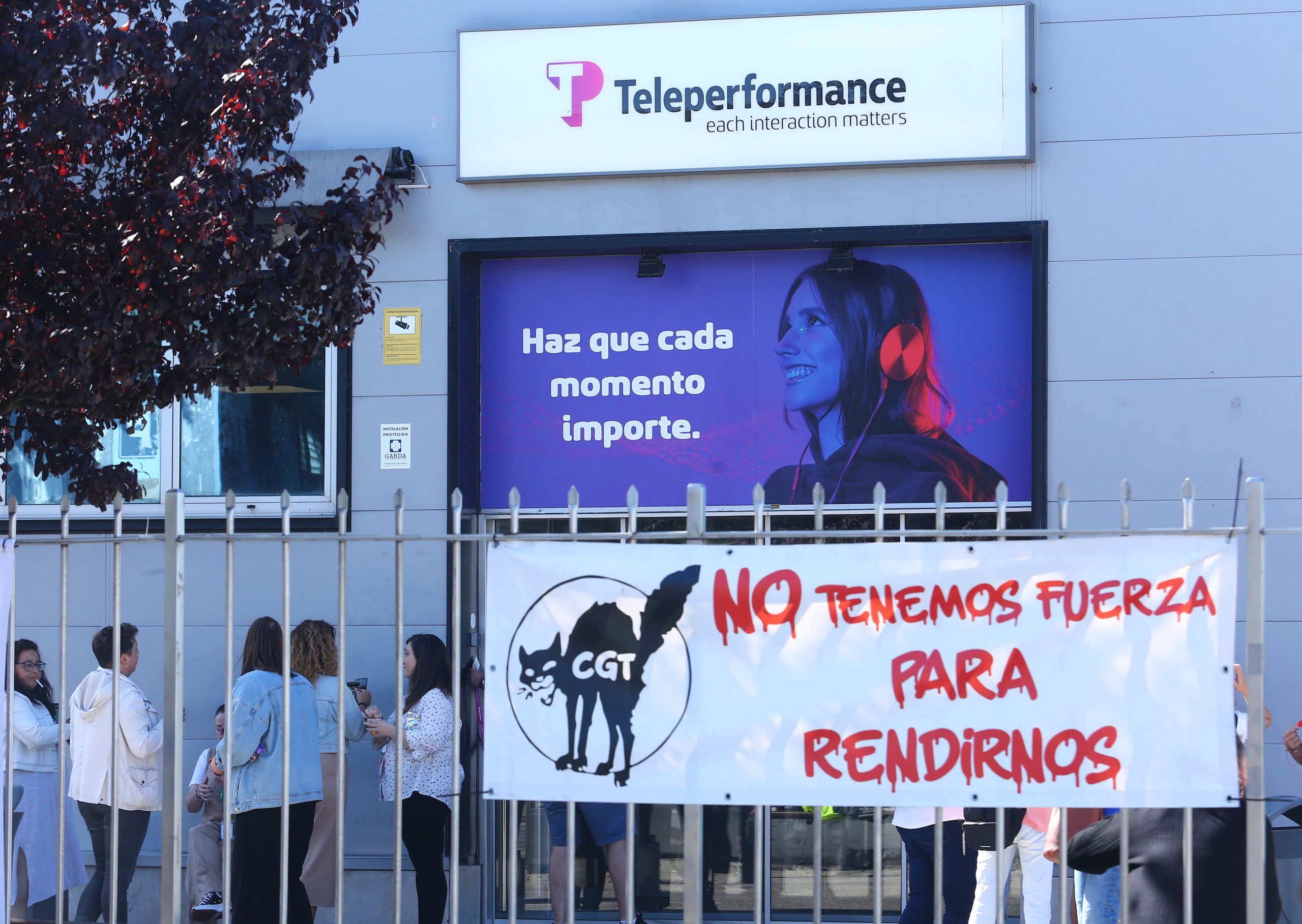 Concentración de trabajadores de Teleperformance de Ponferrada en la sede de la compañía ante el anuncio de 158 despidos