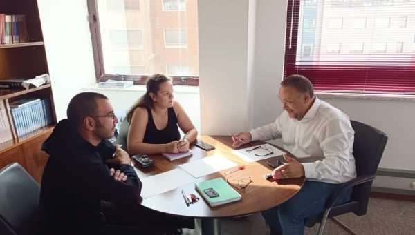 El presidente de la Diputación de León, Gerardo Álvarez, con trabajadores de Teleperformance. / DL