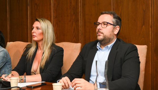 Patricia González y Gerardo González, durante un pleno del Ayuntamiento de Ponferrada