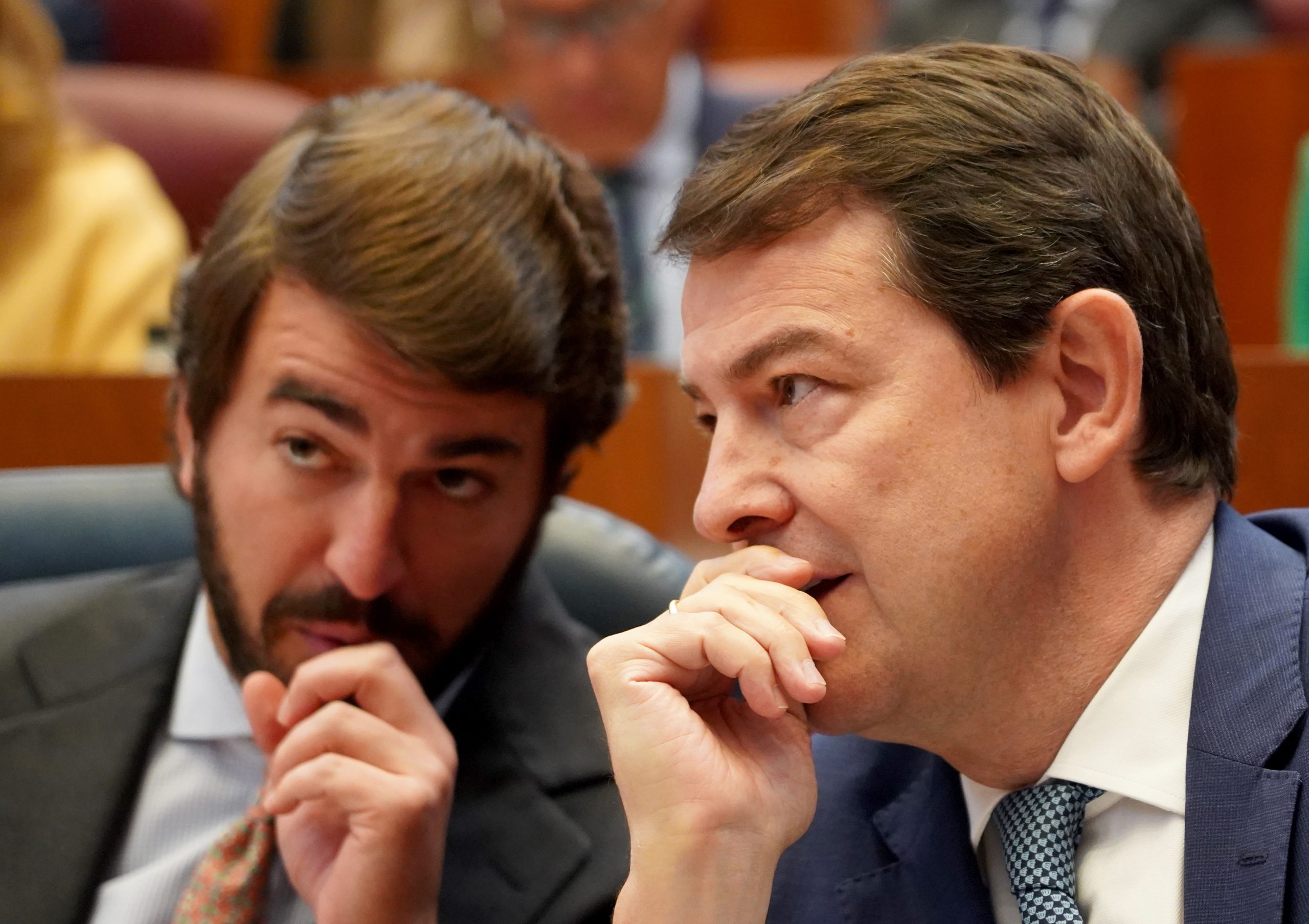 El presidente y vicepresidente de la Junta, Alfonso Fernández Mañueco y el vicepresidente, Juan García-Gallardo, durante la celebración del Debate sobre Política General de la Junta de Castilla y León