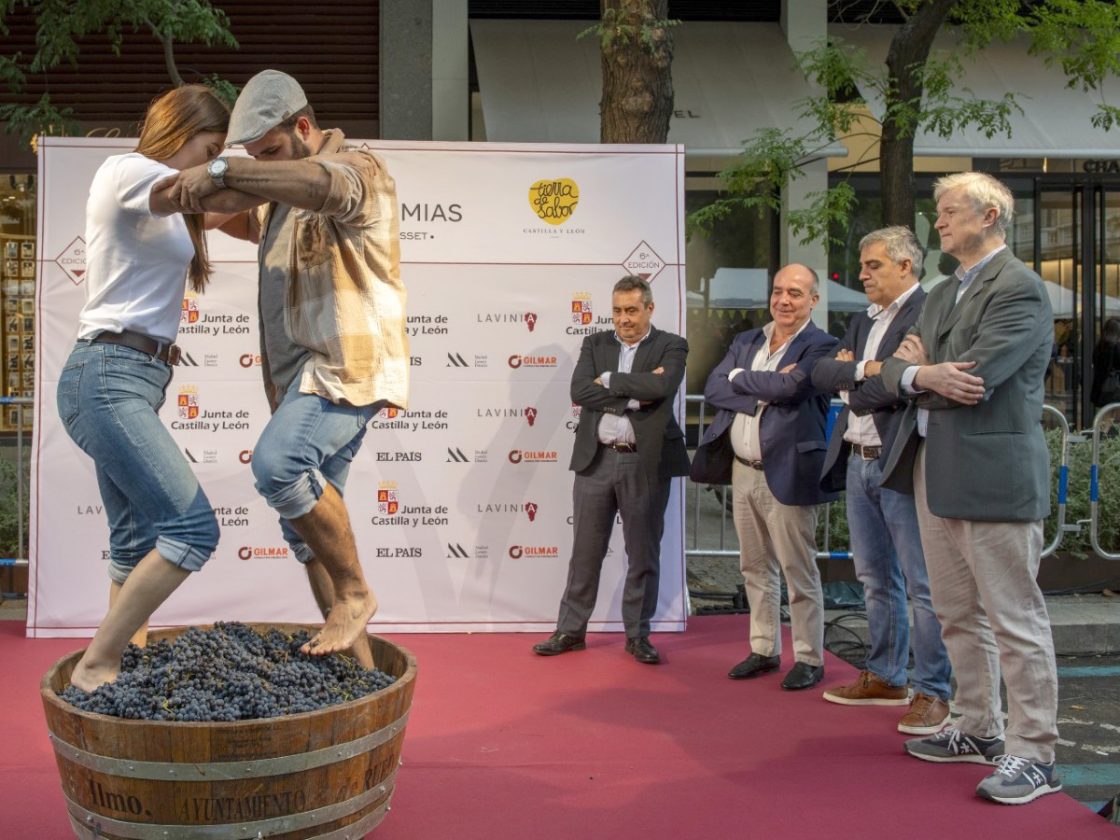 La Fiesta de la Vendimia de la Milla de Oro madrileña organizada por Lavinia, en colaboración con la asociación de comerciantes Madrid Luxury District, en la que participan 56 bodegas de Castilla y León