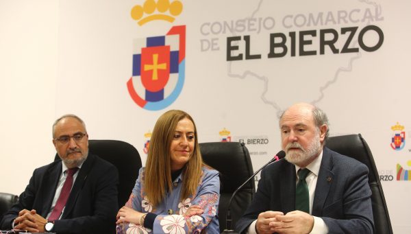 El presidente del Consejo Comarcal de El Bierzo, Olegario Ramón, junto a la delegada del Gobierno de Castilla y León, Virginia Barcones, y el presidente de Tragsa, Jesús Casas