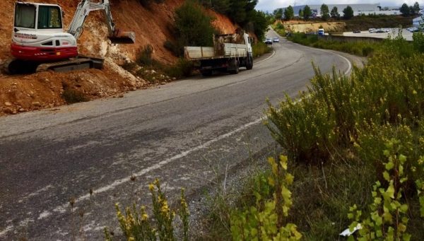 Trabajos de limpieza y reparación de arquetas en La Llanada. / Ayuntamiento de Ponferrada