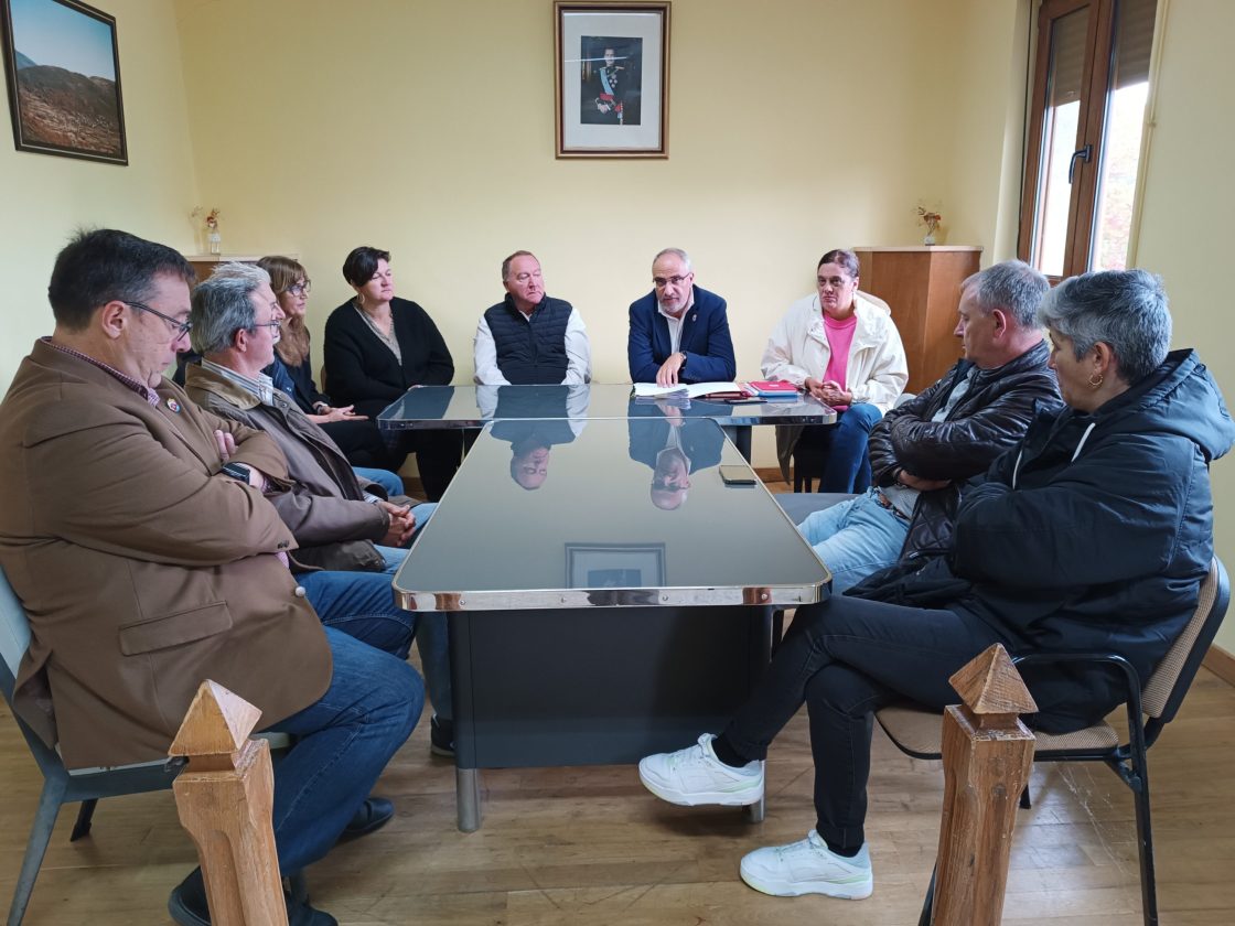 El Consejo Comarcal realiza una visita institucional al Ayuntamiento de Berlanga del Bierzo. / CCB