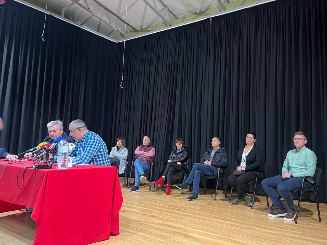 El equipo de gobierno de Cabañas Raras arropó a Juan Marcos López en la rueda de prensa