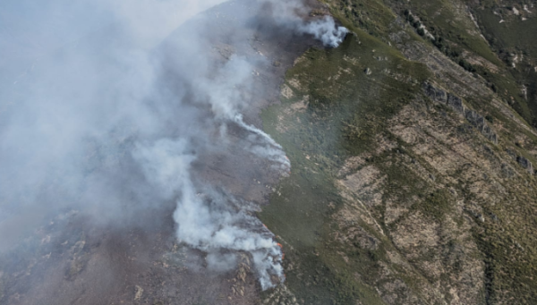 Fotografía del incendio forestal en Matalavilla. / @briftabuyo