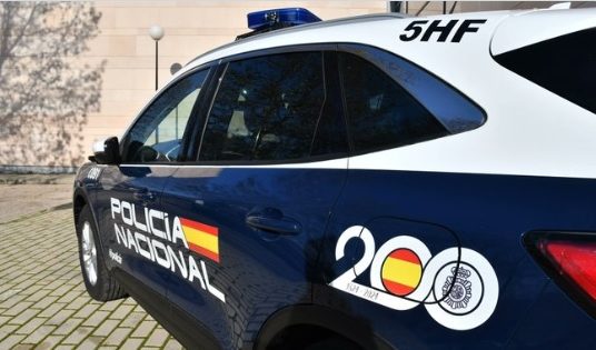 Coche de la Policía Nacional - Dos detenidos por explotación laboral en Valtuille de Abajo