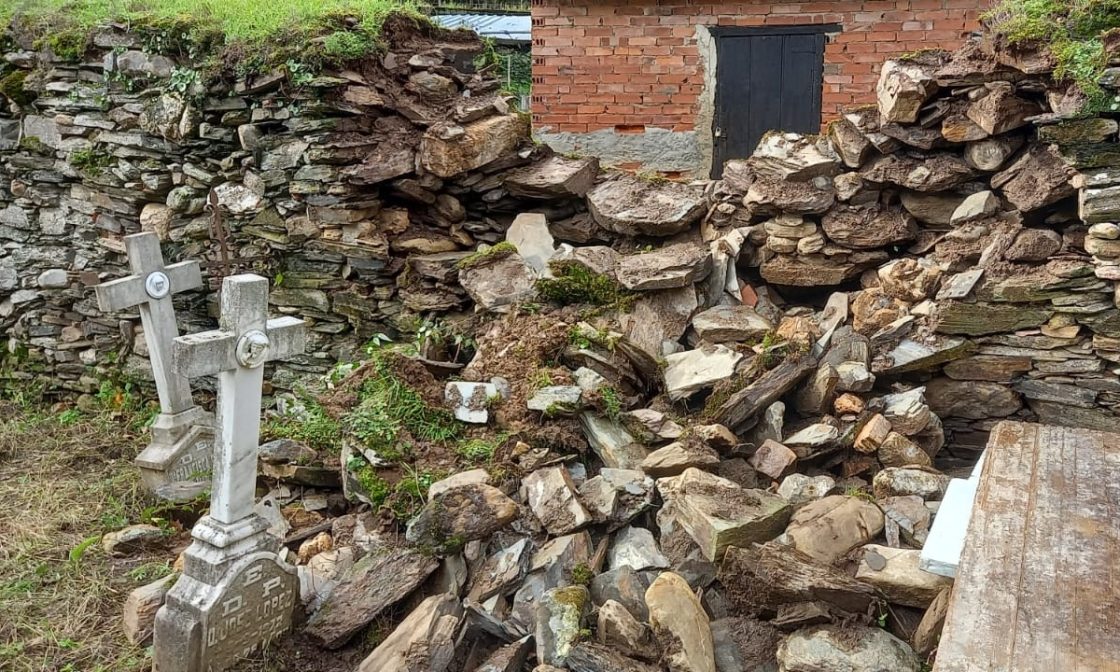 Muro derrumbado en el cementerio de Valdefrancos