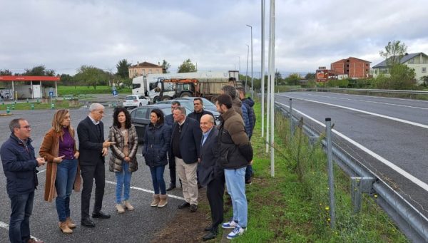 Los diputados del PP lucense, junto a la N-120 a su paso por Monforte de Lemos