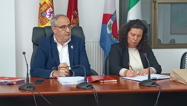 Olegario Ramón e Irene González, durante la reunión mantenida en el Ayuntamiento de Cacabelos