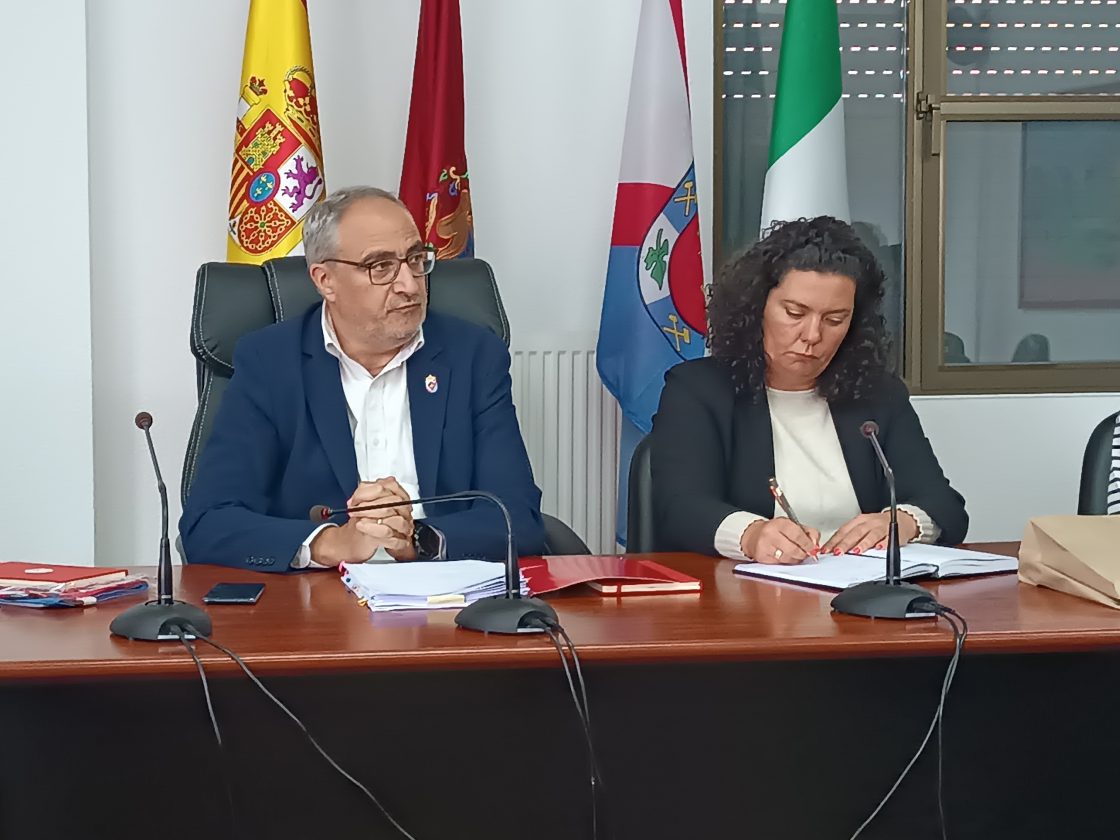 Olegario Ramón e Irene González, durante la reunión mantenida en el Ayuntamiento de Cacabelos