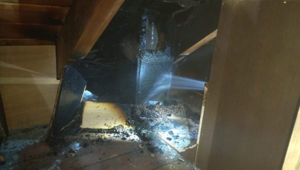 Chimenea afectada por un incendio en una vivienda de Igüeña