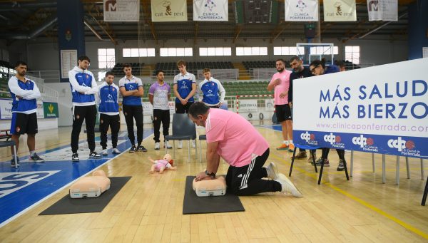 Clínica Ponferrada ha realizado un taller de reanimación cardiopulmonar entre jugadores y cuerpo técnico del Baloncesto Clínica Ponferrada. / EBD