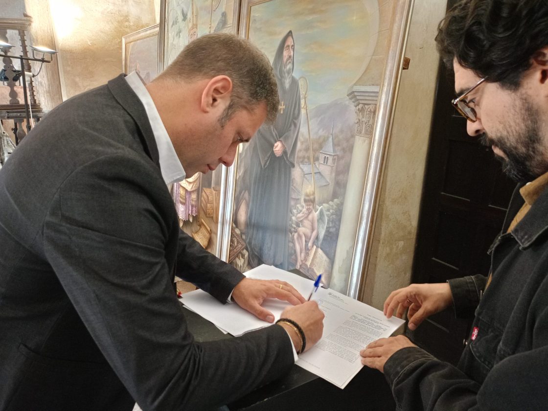 Acto de recepción de las obras acometidas en la iglesia mozárabe de Peñalba de Santiago. / Ayuntamiento de Ponferrada