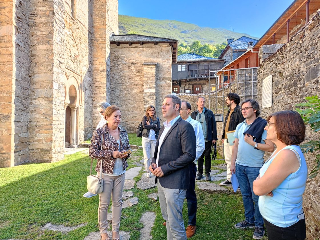 Acto de recepción de las obras acometidas en la iglesia mozárabe de Peñalba de Santiago. / Ayuntamiento de Ponferrada