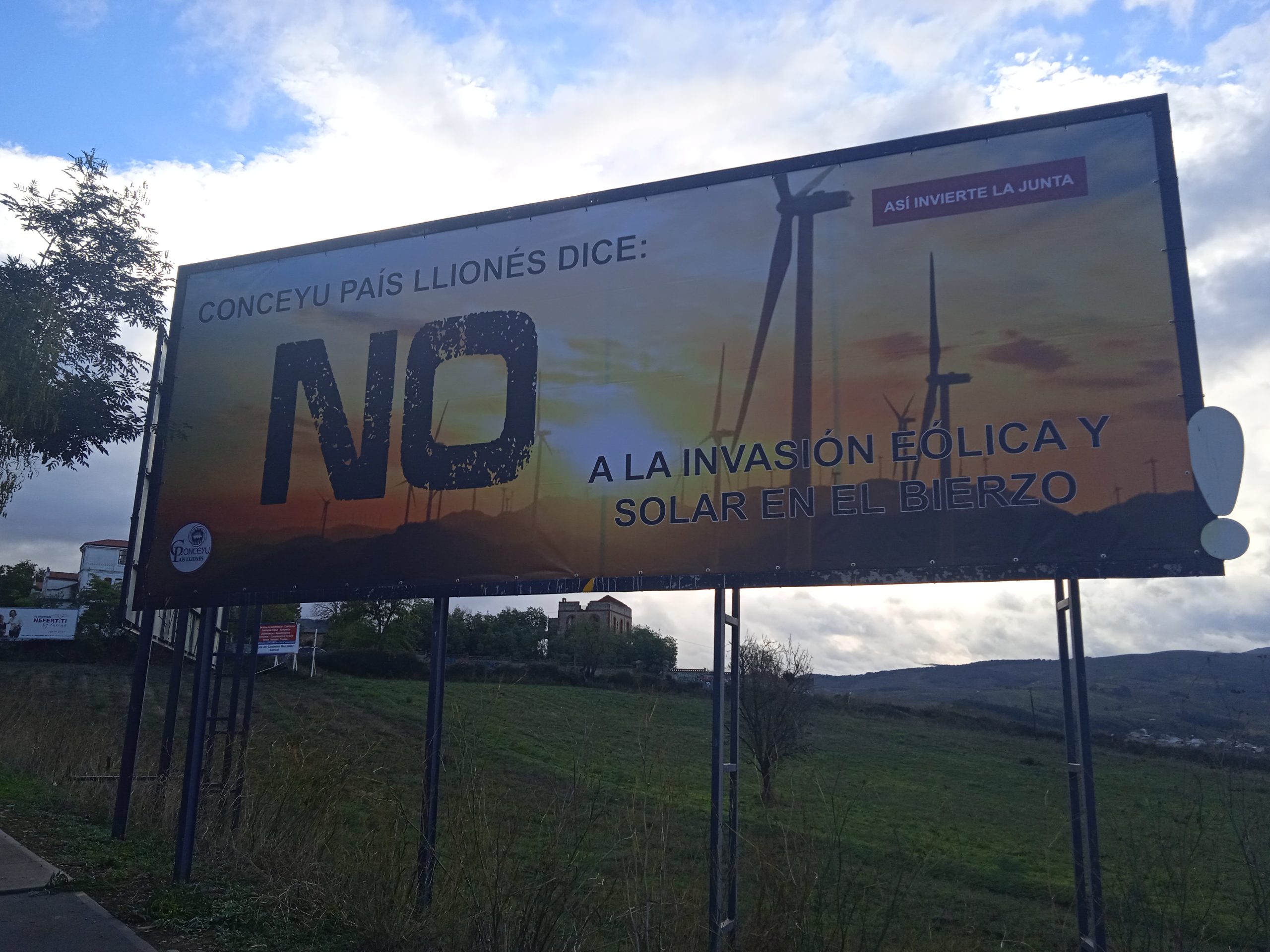 Conceyu País Llionés instala una valla en Ponferrada para apoyar la lucha contra la invasión eólica y solar en el Bierzo. / Conceyu País Llionés