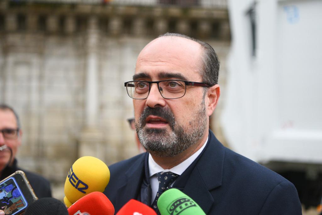 El alcalde de Ponferrada, Marco Morala, en la presentación de un nuevo camión de recogida de basura. / QUINITO