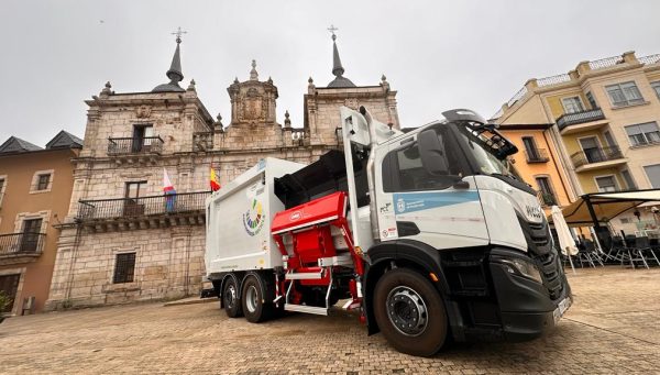 Presentación de un nuevo camión de recogida de basura. / QUINITO