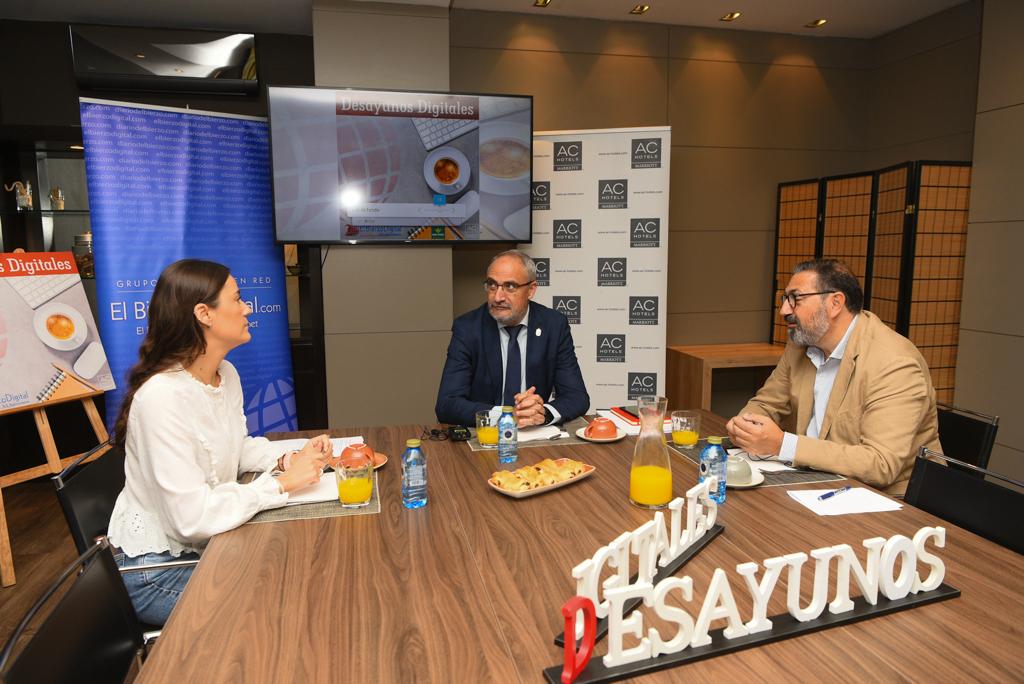 El presidente del Consejo Comarcal del Bierzo, Olegario Ramón en un Desayuno Digital de EBD. / QUINITO