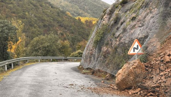 Derrumbe en la carretera de acceso a la localidad berciana de Valdecañada