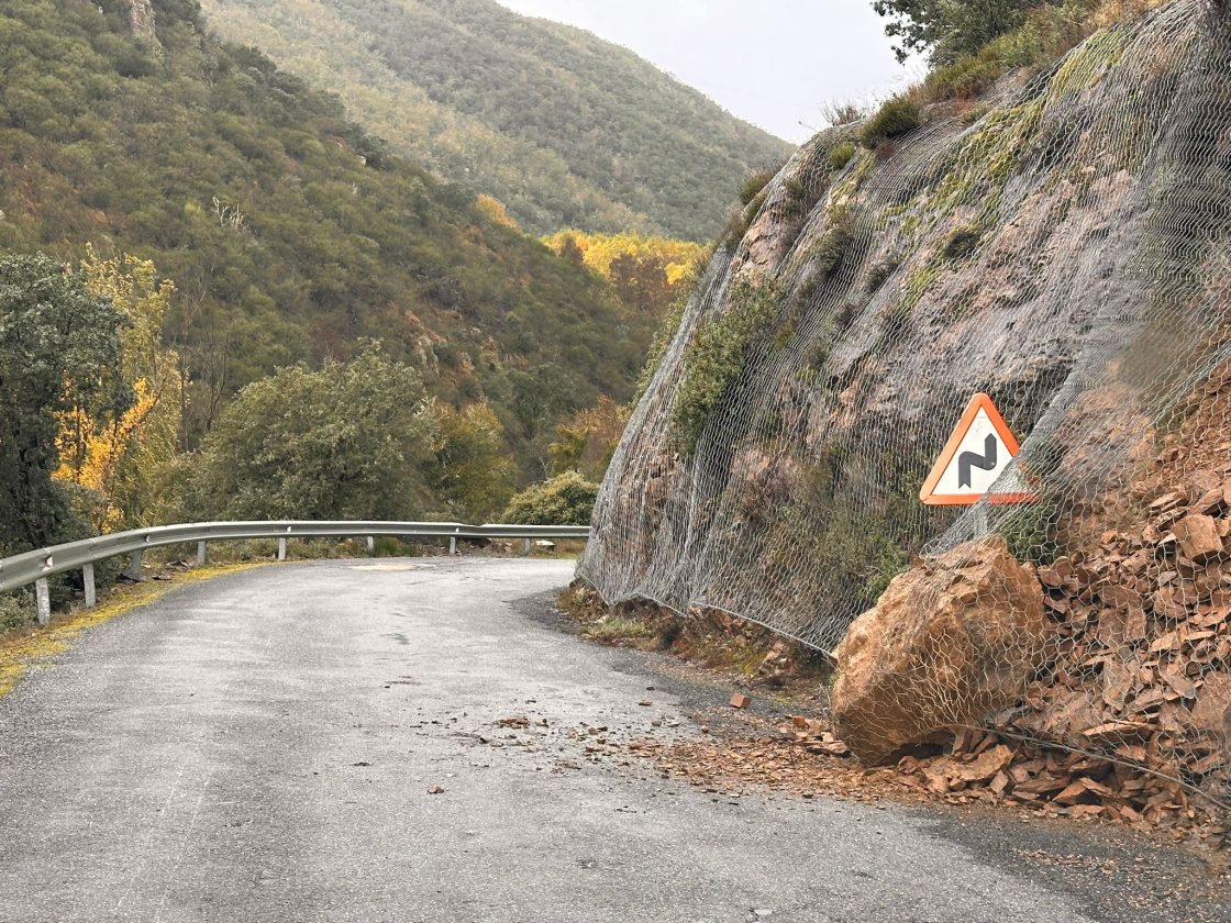 Derrumbe en la carretera de acceso a la localidad berciana de Valdecañada