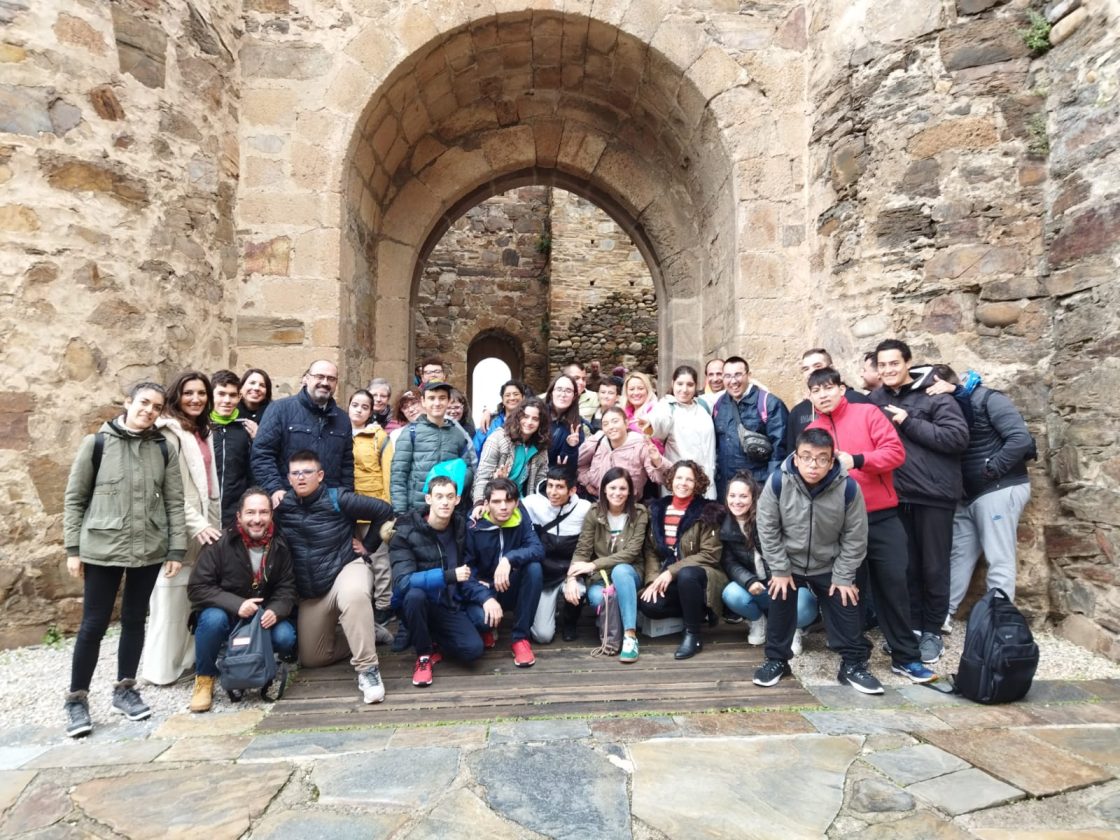 El alcalde de Ponferrada, Marco Morala, con el grupo de estudiantes de Fuentesnuevas, Murcia y Madrid