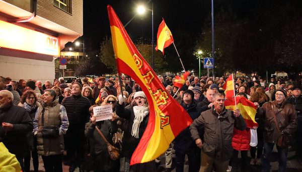 Un grupo de medio millar de personas se concentra ante la sede del PSOE. / Peio García