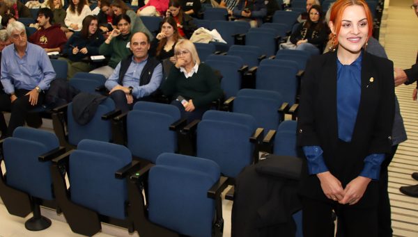 La investigadora y astronauta Sara García imparte una conferencia en la Facultad de Biología de León. / Peio García