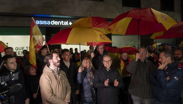 El vicepresidente de la Junta, Juan García Gallardo y el consejero de Industria, Comercio y Empleo Mariano Veganzones, en la concentración en la sede del PSOE de Valladolid