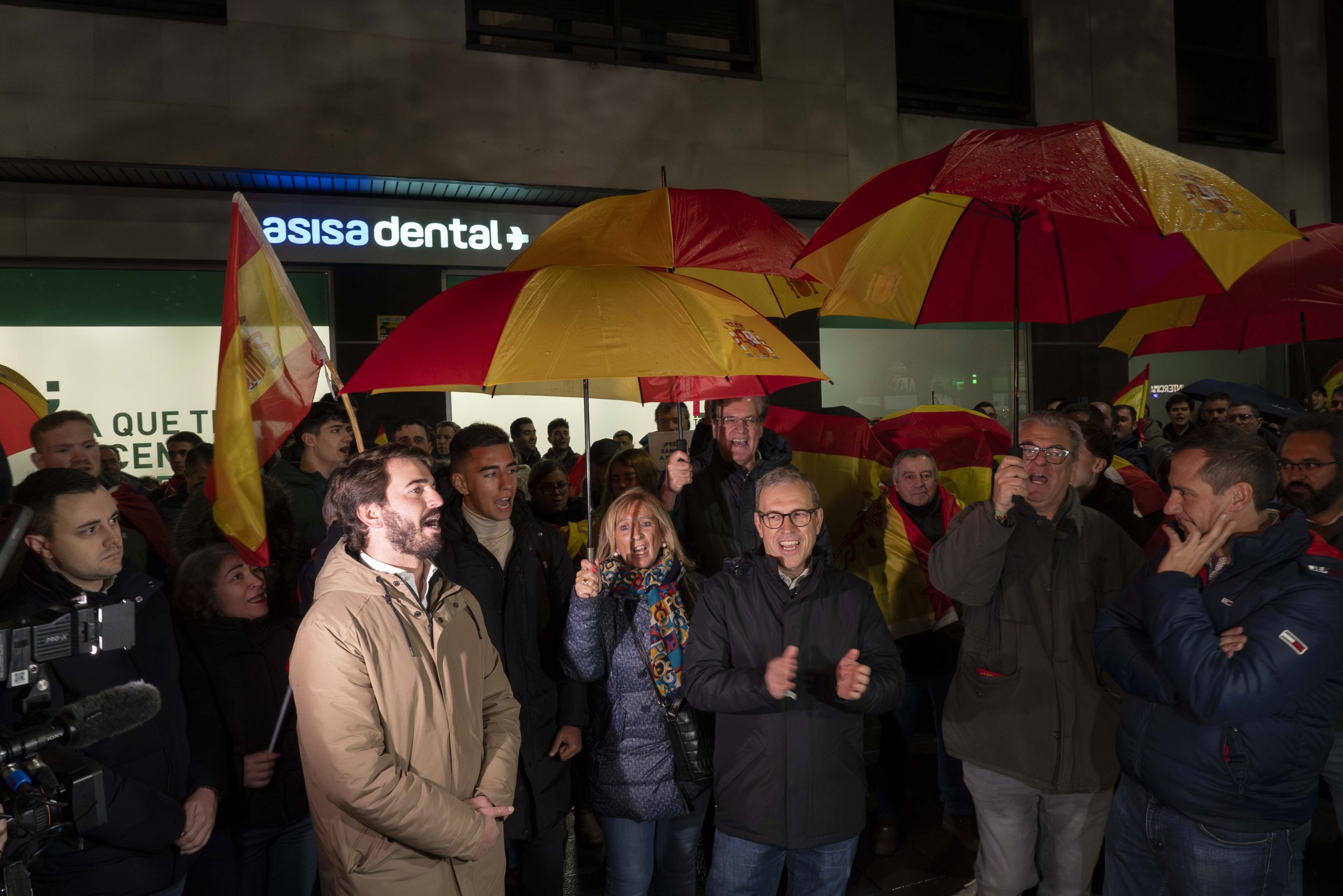 El vicepresidente de la Junta, Juan García Gallardo y el consejero de Industria, Comercio y Empleo Mariano Veganzones, en la concentración en la sede del PSOE de Valladolid