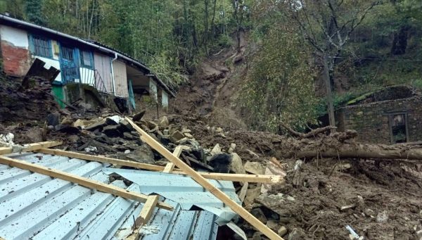 Corrimiento de tierra en la localidad de Lusío, perteneciente al municipio de Oencia, que se ha llevado seis casas. / Radio Bierzo