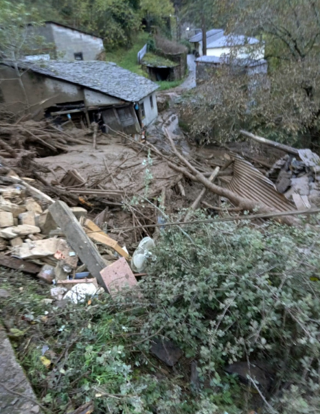 Corrimiento de tierra en la localidad de Lusío, perteneciente al municipio de Oencia, que se ha llevado seis casas. / Radio Bierzo