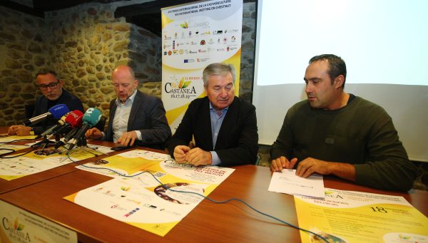 El director de la Mesa del Castaño del Bierzo, Pablo Linares (2I), junto a los alcaldes de Carracedelo y Corullón (León), Raúl Valcarce (2D), y Luis Alberto Arias (D), y el concejal de Movilidad Ciudadana y Fiestas del Ayuntamiento de Ponferrada, Carlos Cortina (I), durante la presentación de Biocastanea 2023