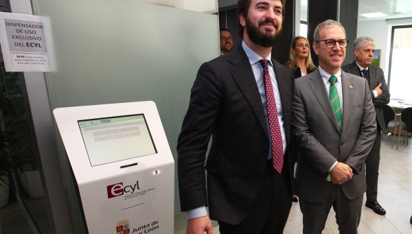 El vicepresidente de la Junta de Castilla y León, Juan García-Gallardo, visita la nueva Oficina de Empleo de Ponferrada. / César Sánchez