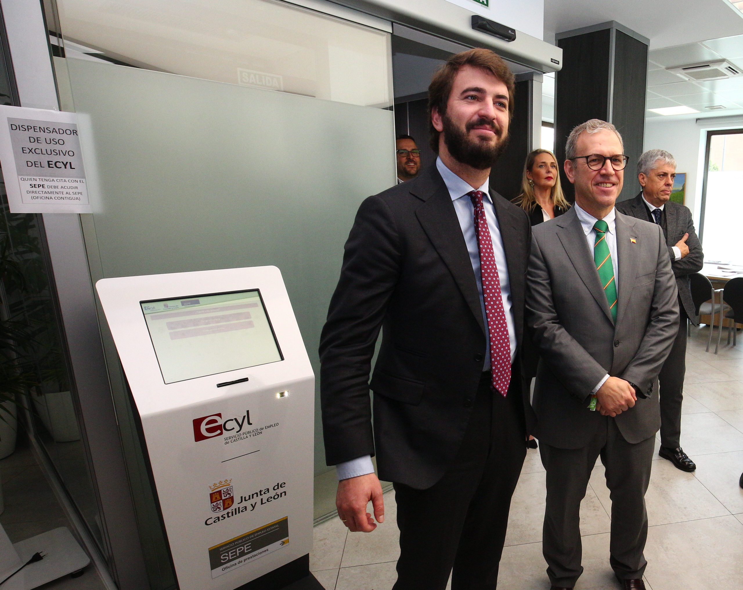 El vicepresidente de la Junta de Castilla y León, Juan García-Gallardo, visita la nueva Oficina de Empleo de Ponferrada. / César Sánchez