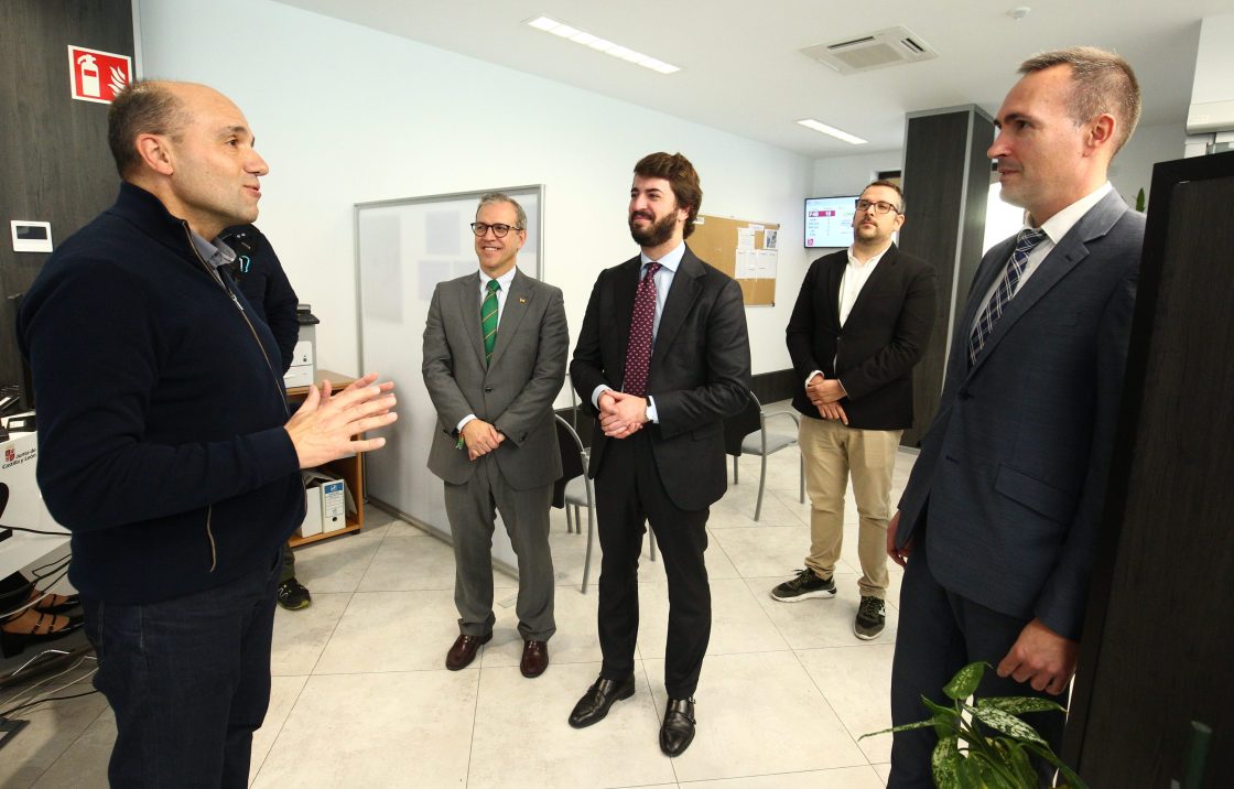 El vicepresidente de la Junta de Castilla y León, Juan García-Gallardo, visita la nueva Oficina de Empleo de Ponferrada. / César Sánchez