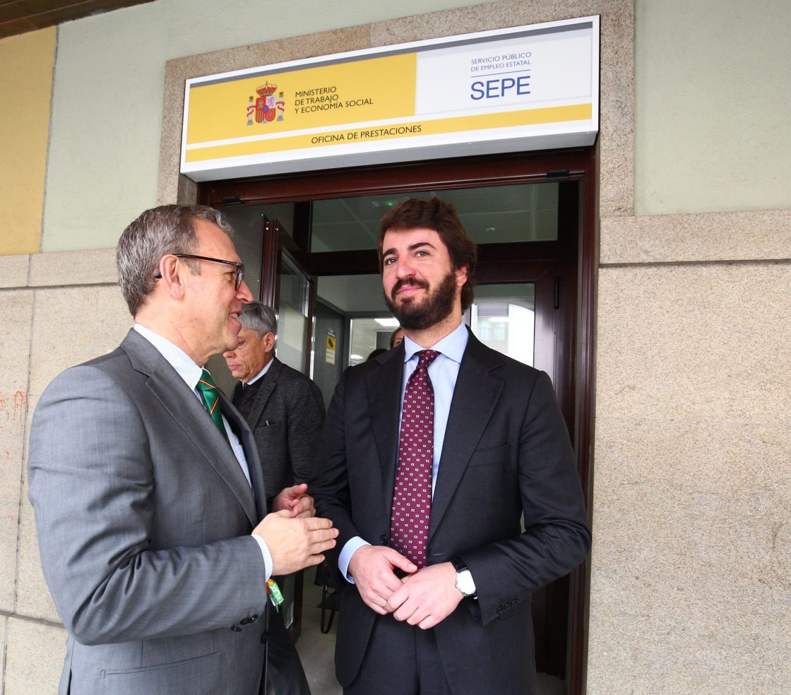 El vicepresidente de la Junta de Castilla y León, Juan García-Gallardo, visita la nueva Oficina de Empleo de Ponferrada. / César Sánchez