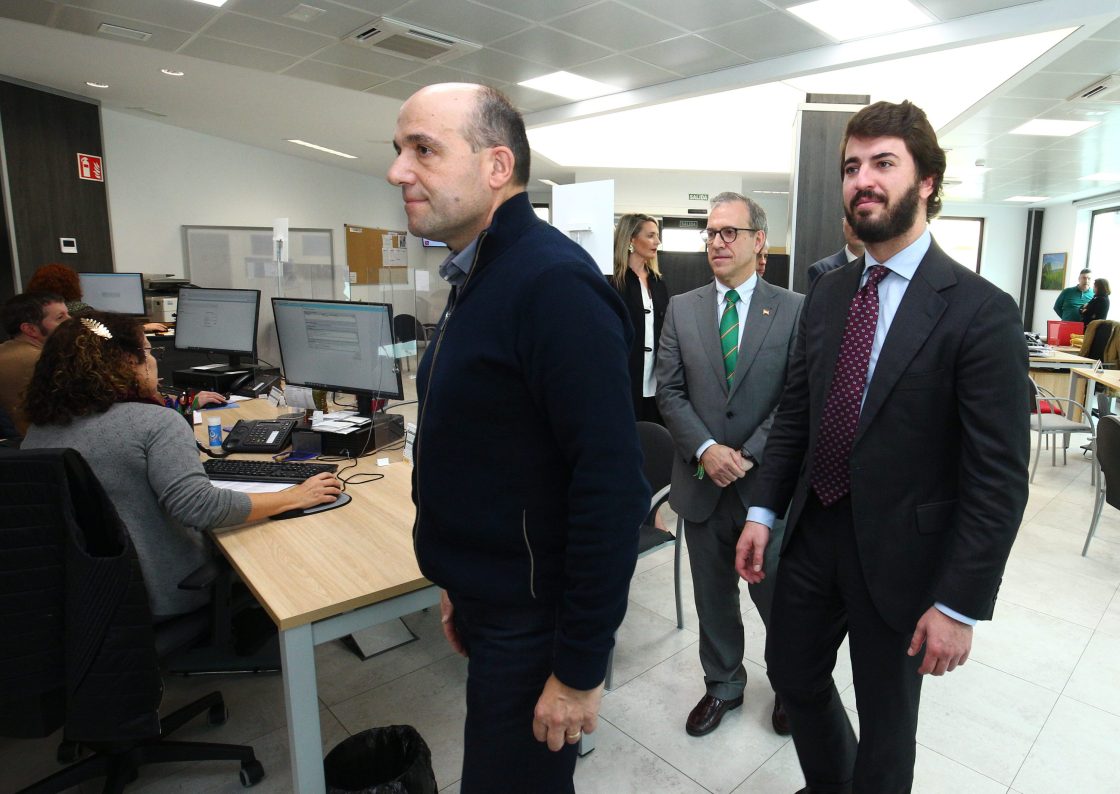 El vicepresidente de la Junta de Castilla y León, Juan García-Gallardo, visita la nueva Oficina de Empleo de Ponferrada. / César Sánchez