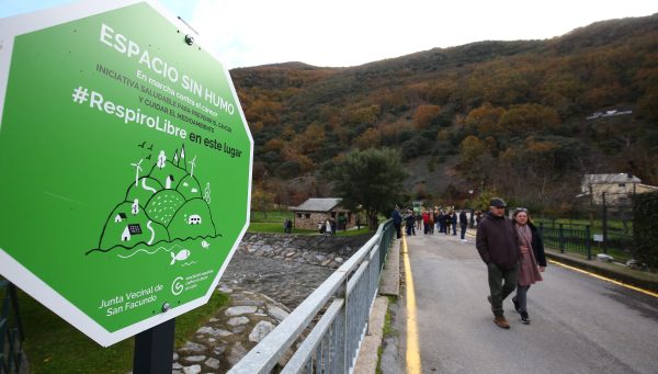 El presidente de la Asociación Española Contra el Cáncer en León, Estanislao de Luis Calabuig (D), junto al miembro del Consejo, Ramón Villan (I), y el alcalde pedáneo de San Facundo (C), Ricardo Vila, durante la presentación de la localidad como Espacio sin humo. / César Sánchez