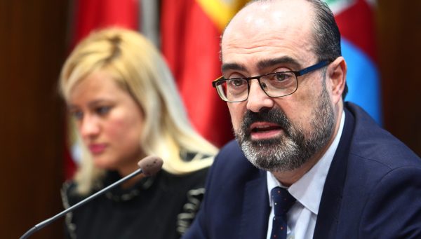 El alcalde de Ponferrada, Marco Morala, junto a la concejala de Bienestar Social y Familia, Alexandra Rivas, durante su comparecencia de hoy. / César Sánchez